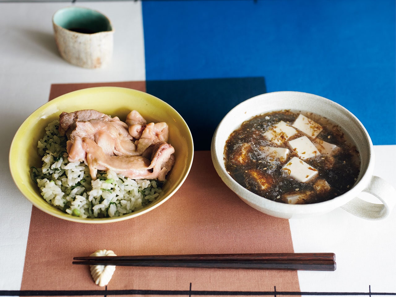 鶏と春菊のわさびバター炊き込みごはん　＋1 もずくと豆腐、ノリのスープ