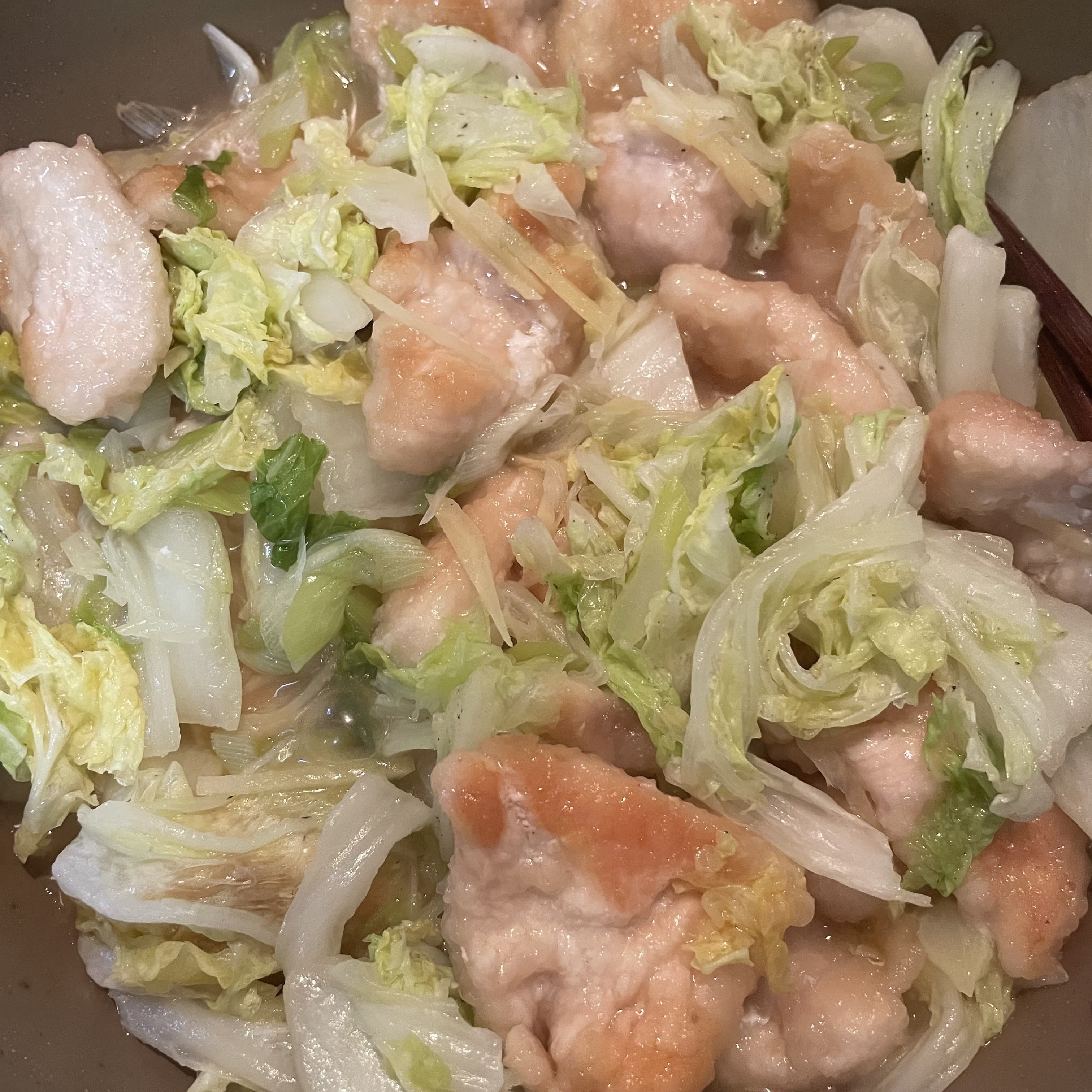 近藤幸子さんレシピ「白菜と鶏むねのしょうが塩炒め」を作り途中のフライパンの中の写真。