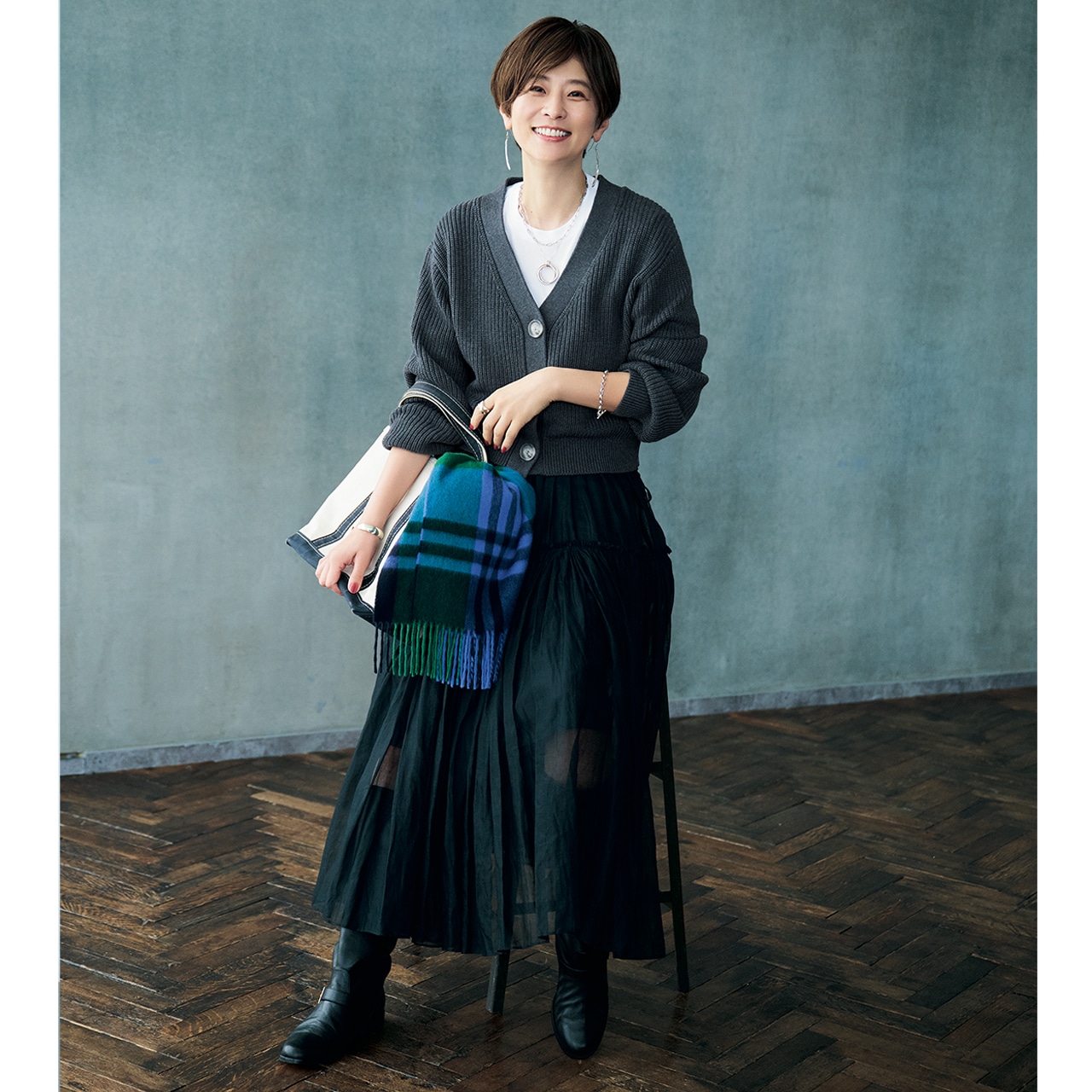 明日なに着る1011　モデル／五明祐子　ADAWAS 〈アダワス〉【五明祐子さんコラボ】SHORT V-NECK CARDIGAN￥20900・バッグ￥9790［商品コード：320798］／LEEマルシェ（エル・エル・ビーン）　