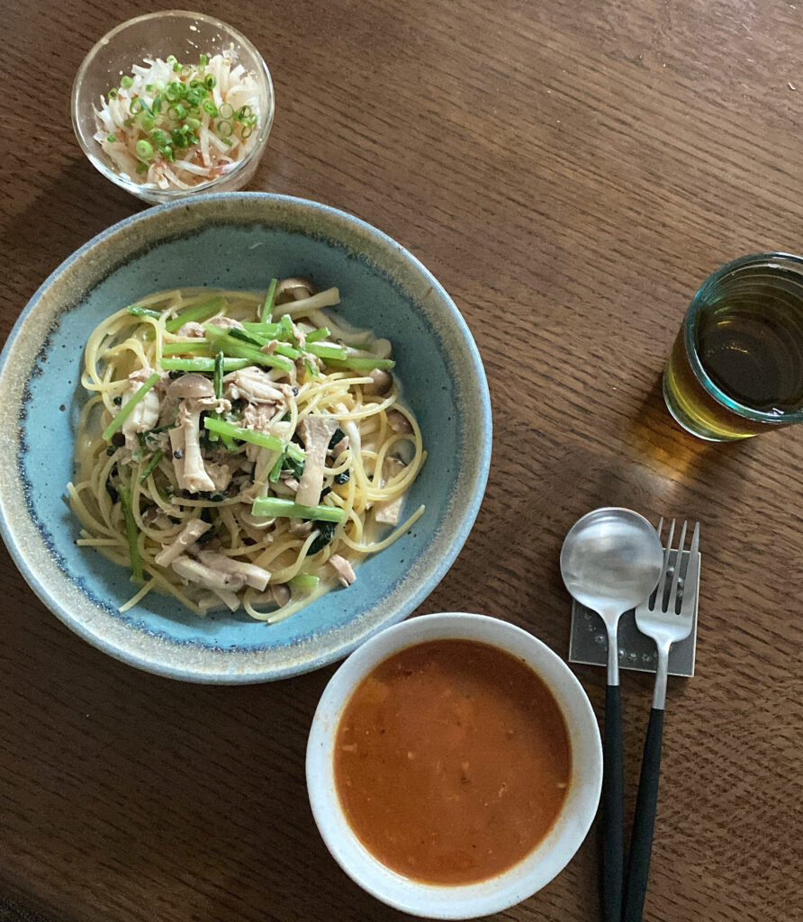 LEE100人隊が作った昼ごはん：小松菜ときのことツナのパスタほか