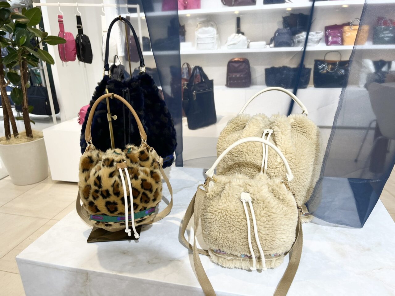 SM DRAWSTRING BAGファーストウォームベージュファー￥29700、SM DRAWSTRING BAGウォームキャメルレオパードファー￥29700、MED DRAWSTRING BAGファーストウォームベージュファー￥35200、MED DRAWSTRING BAGミッドナイトレオパードファー￥35200