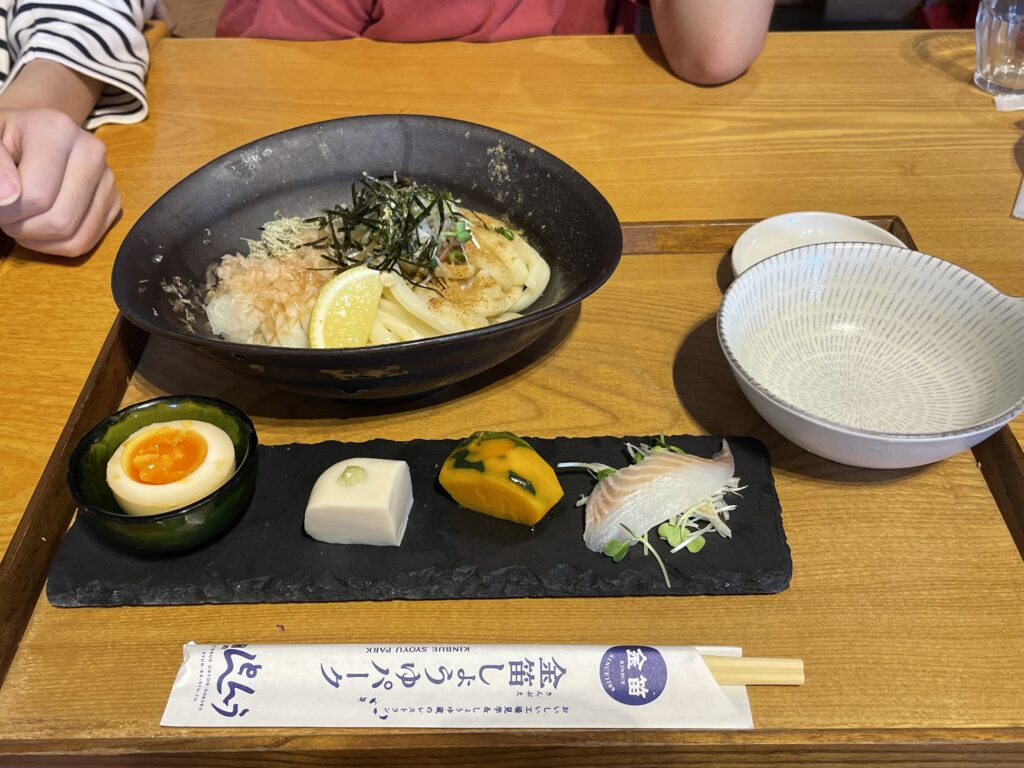 蔵出し醤油の食べ比べうどん　おばんざいセット　しょうゆ蔵のレストラン　金笛しょうゆパーク　苗木醤油（株）　寛政元年創業　木桶仕込み　埼玉県　金笛しょうゆ楽校　入学　LEE100人隊　TB　はな　おでかけ　おでかけ部　夏休み