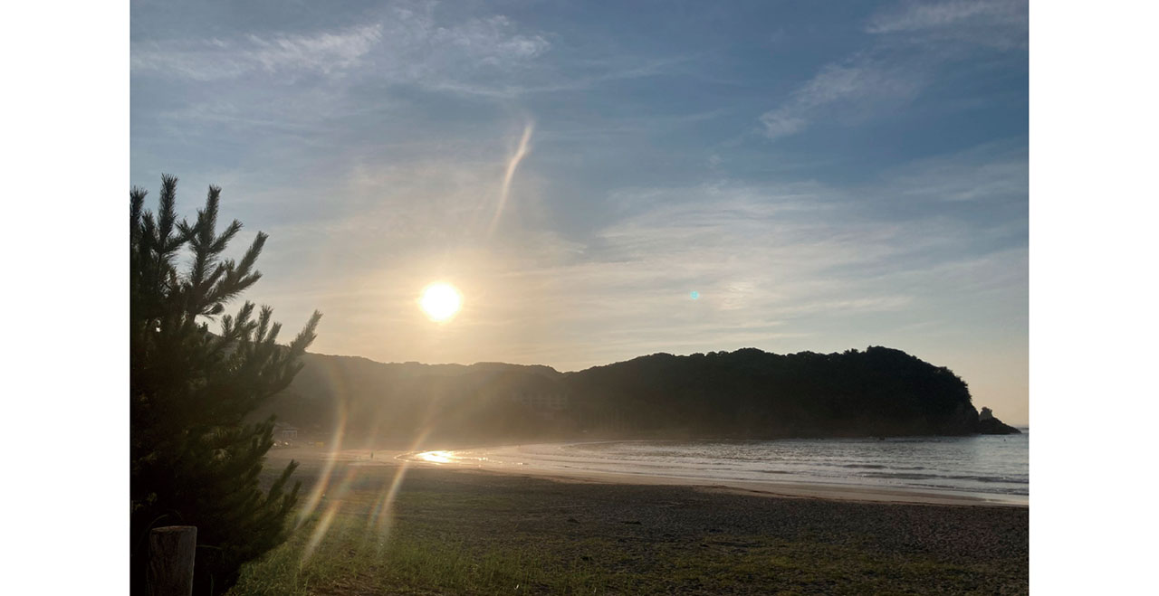 三味線練習はスキップしたけど、早朝の海辺をウォーキング。