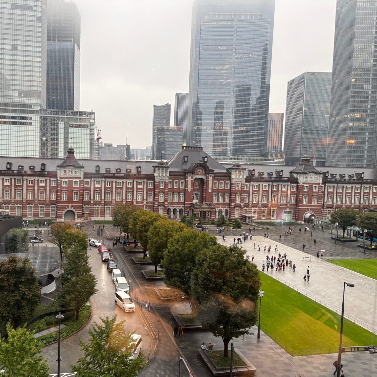 写真：ランチタイムのレストランの席からの東京駅