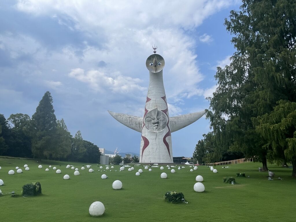 太陽の塔　前から見た姿　大阪万博公園