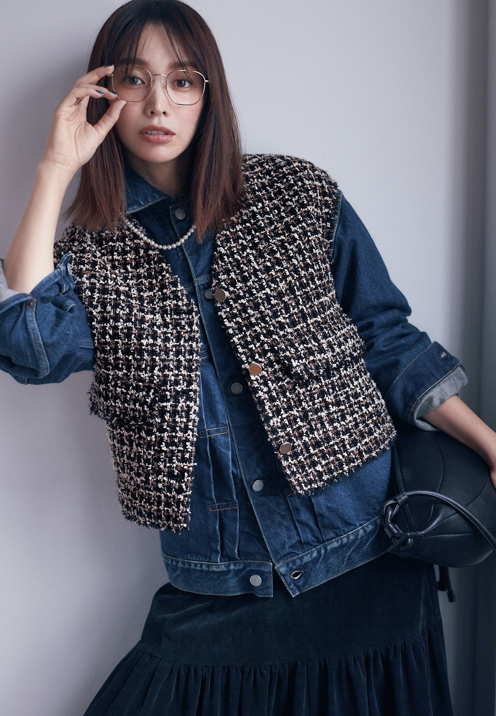 蛯原友里さん　ベスト￥77000／トゥモローランド（ボールジィ）　ジャケット￥39600／シオタ　スカート￥50600／マービン＆ソンズ（ワイエムウォルツ）　メガネ￥48620／アイシンク渋谷パルコ（オリバーピープルズ）　ネックレス￥39600／ピモンテ　リング￥66000／リラ ルミネ新宿店（リラ）　バッグ￥38500／アーカイブエプク