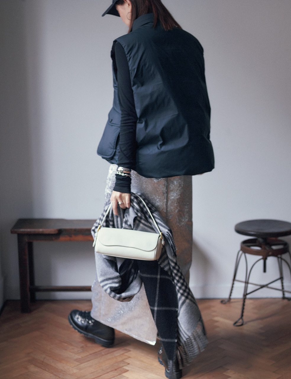 蛯原友里さん　スカート￥26400／アルアバイル　ベスト￥30800／ユー バイ スピック&スパン ルミネ池袋店（エル・エル・ビーン）　カットソー￥27500／アンデコレイテッド　帽子￥4400／ニューエラ　ピアス￥17600／UTS PR（フォークバイエヌ）　バングル￥35200／リラ ルミネ新宿店（リラ）　ブレスレット￥39600・リング（左手中指）￥37400・リング（右手薬指）￥44000／マリハ　ストール￥101200／グリニッジ ショールーム（ジョシュアエリス）　バッグ￥141900／J＆M デヴィッドソン カスタマーセンター（J＆M デヴィッドソン）　靴下￥10120／真下商事（パンセレラ）　靴￥96800／パラブーツ青山店（パラブーツ）