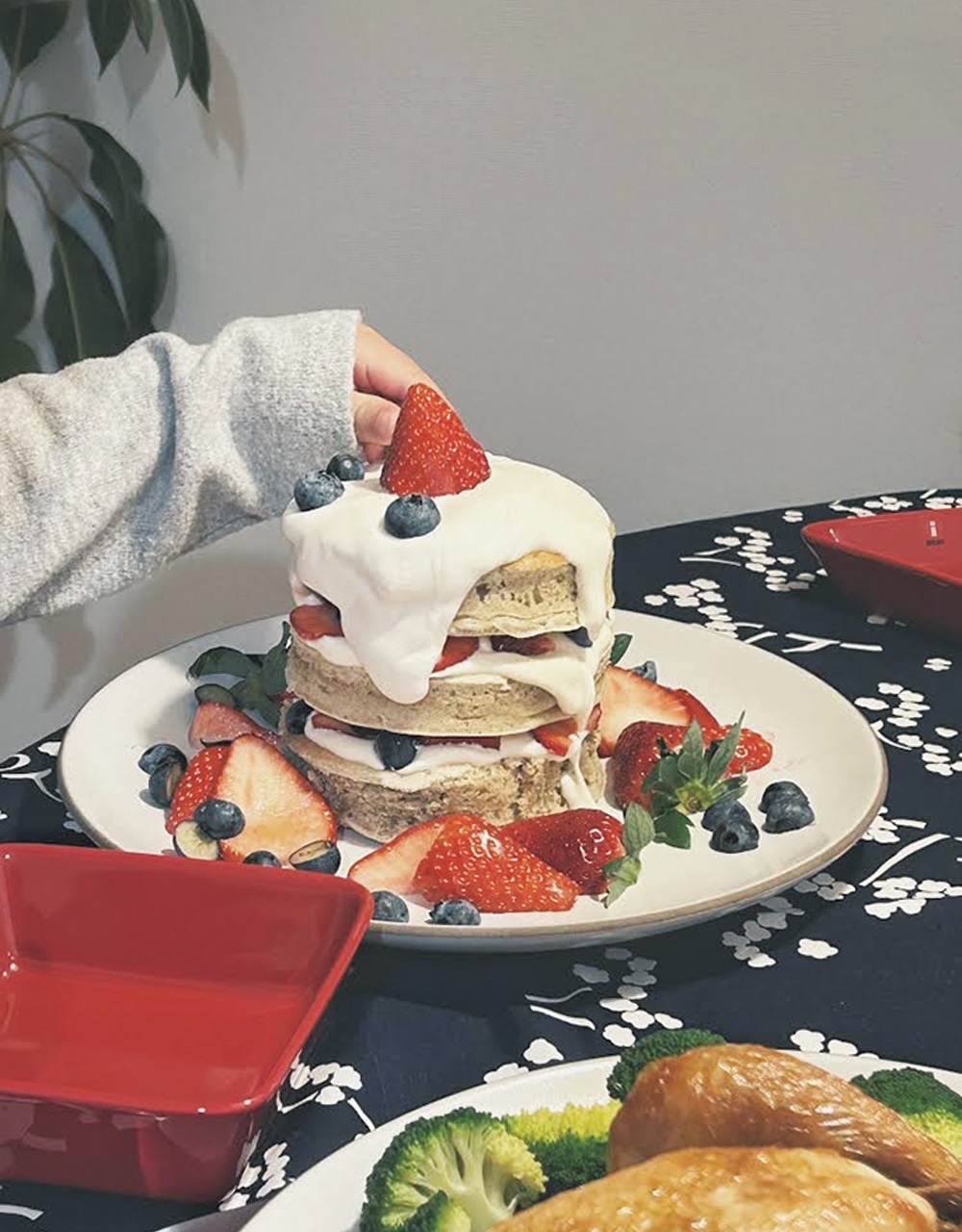 この季節らしい赤い器で、食卓を彩る