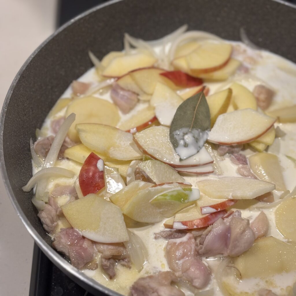 ワタナベマキさん「鶏肉とりんごのドフィノワ」