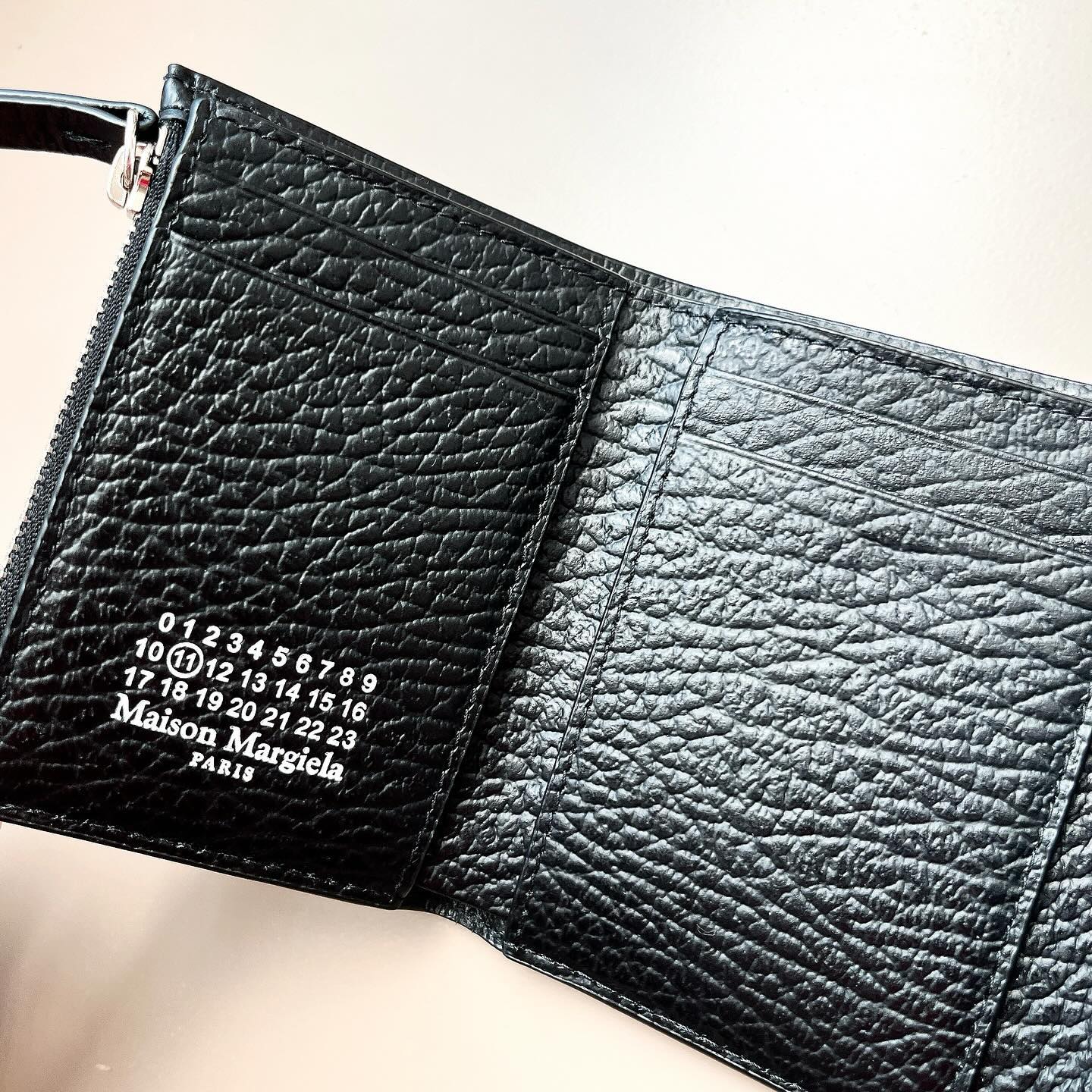 メゾン マルジェラ（MAISON MARGIELA）の財布「WALLET CLIP 3 WITH ZIP」の中