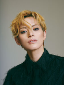 【雪組トップスター・朝美 絢さん】「生まれ育った街で何度も眺めた、夏の夕暮れの海」【宝塚スター｜ココロの景色】 | LEE