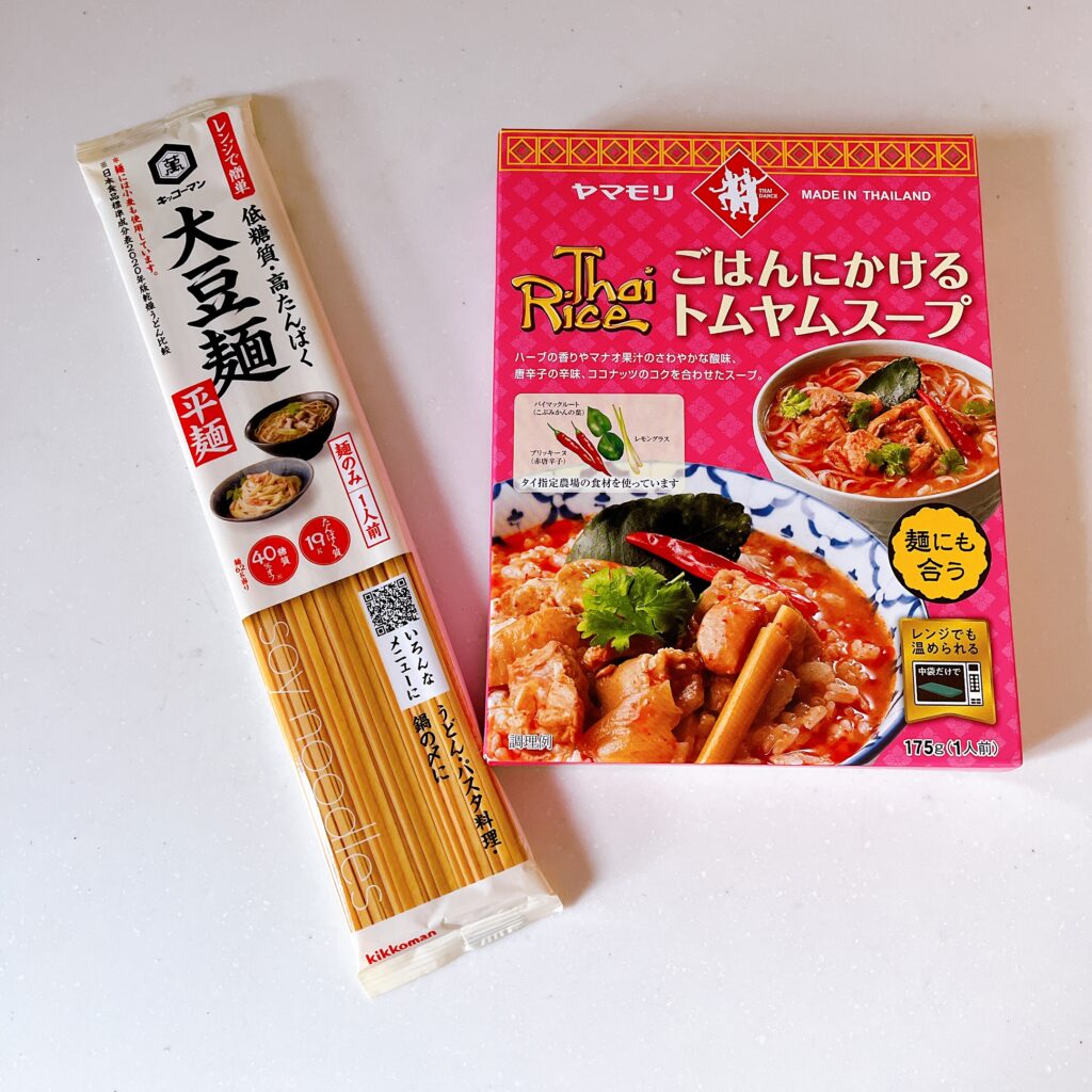 大豆麺とごはんにかけるトムヤムクンスープ