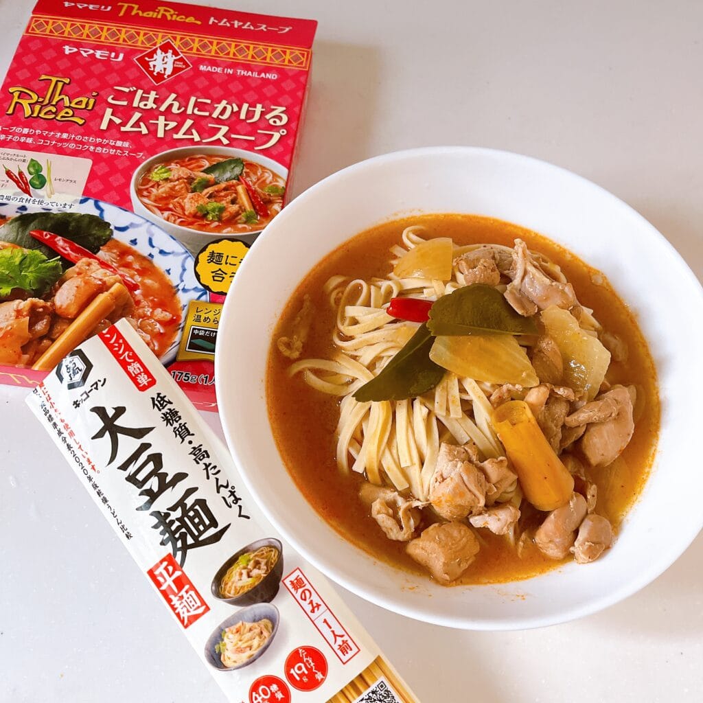 大豆麺とごはんにかけるトムヤムクンスープ