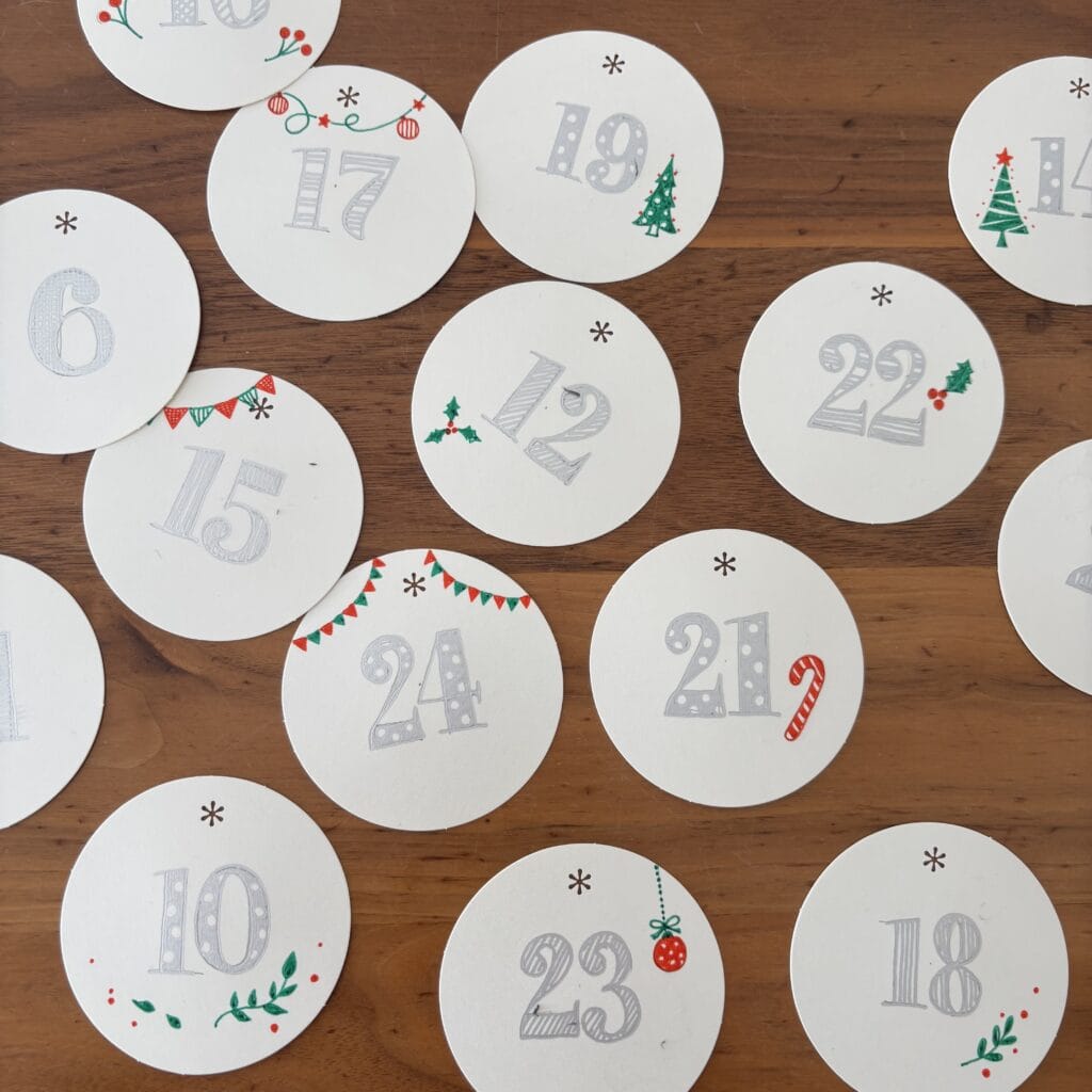 100均材料で作った手作りのアドベントカレンダー2024