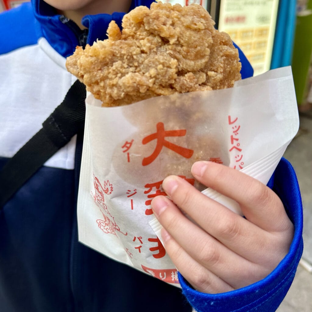 横浜中華街食べ歩きグルメ　江戸清　ダージーパイと蟹味噌小籠包