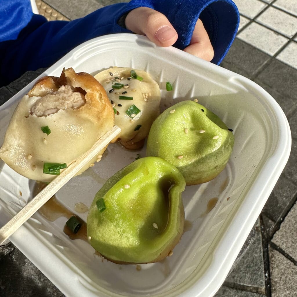 横浜中華街食べ歩きグルメ 鵬天閣 「焼き小籠包」