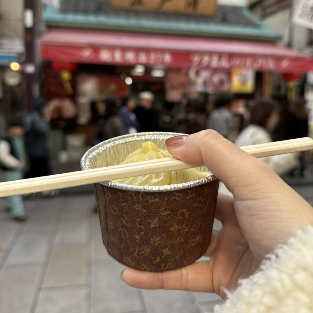 横浜中華街食べ歩きグルメ　江戸清　ダージーパイと蟹味噌小籠包