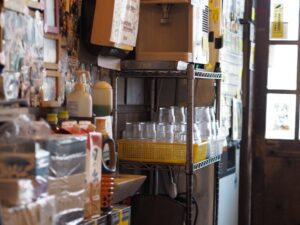 ラーメン屋「吉法師」の店内から見た入り口付近