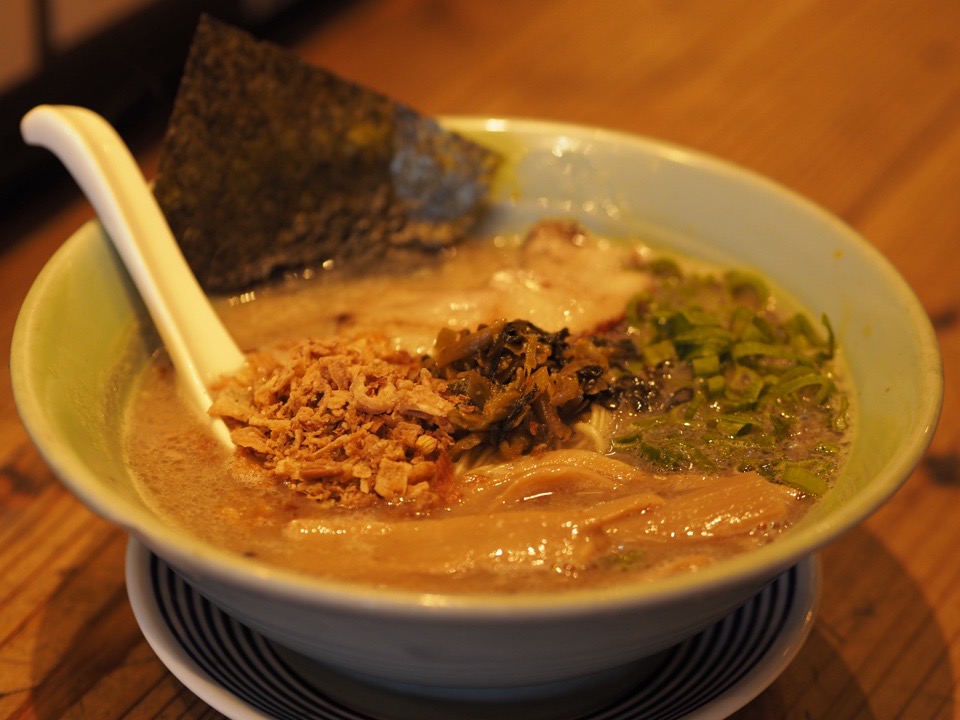 木のテーブルの上の「吉法師」のラーメン