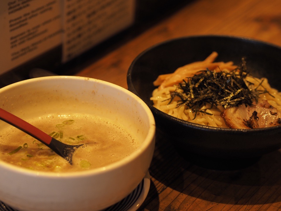 木のテーブルの上の「吉法師」のつけ麵