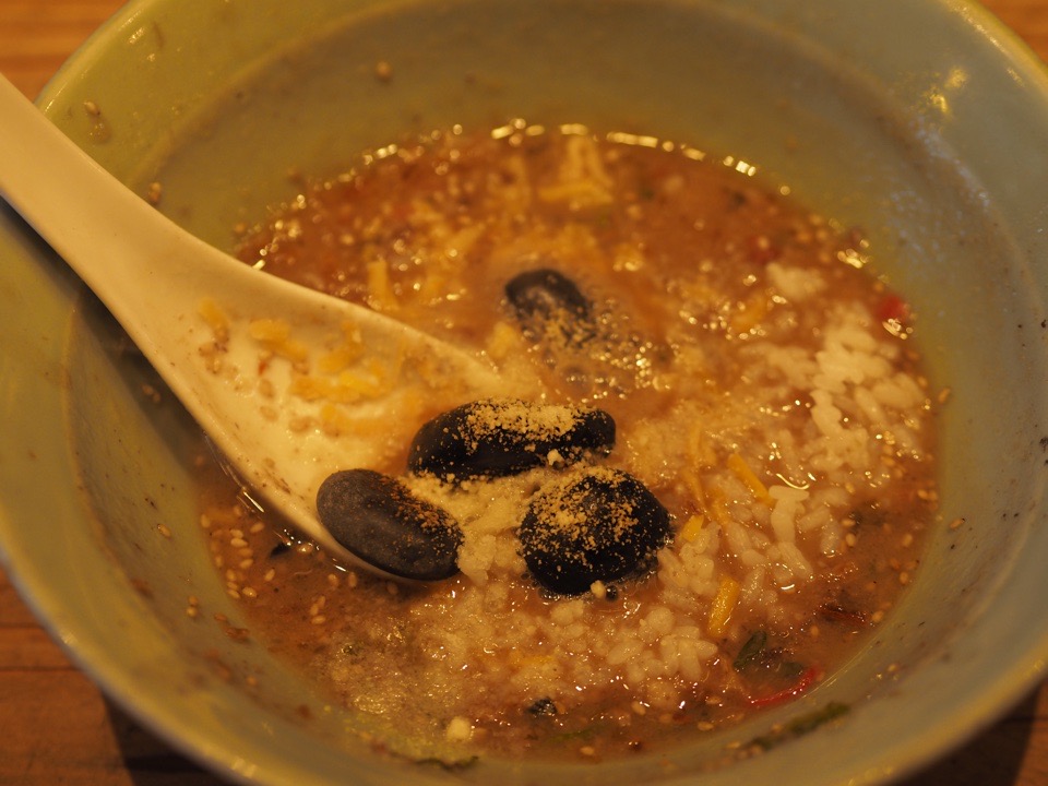 ラーメンどんぶりにご飯とチーズが入っている様子