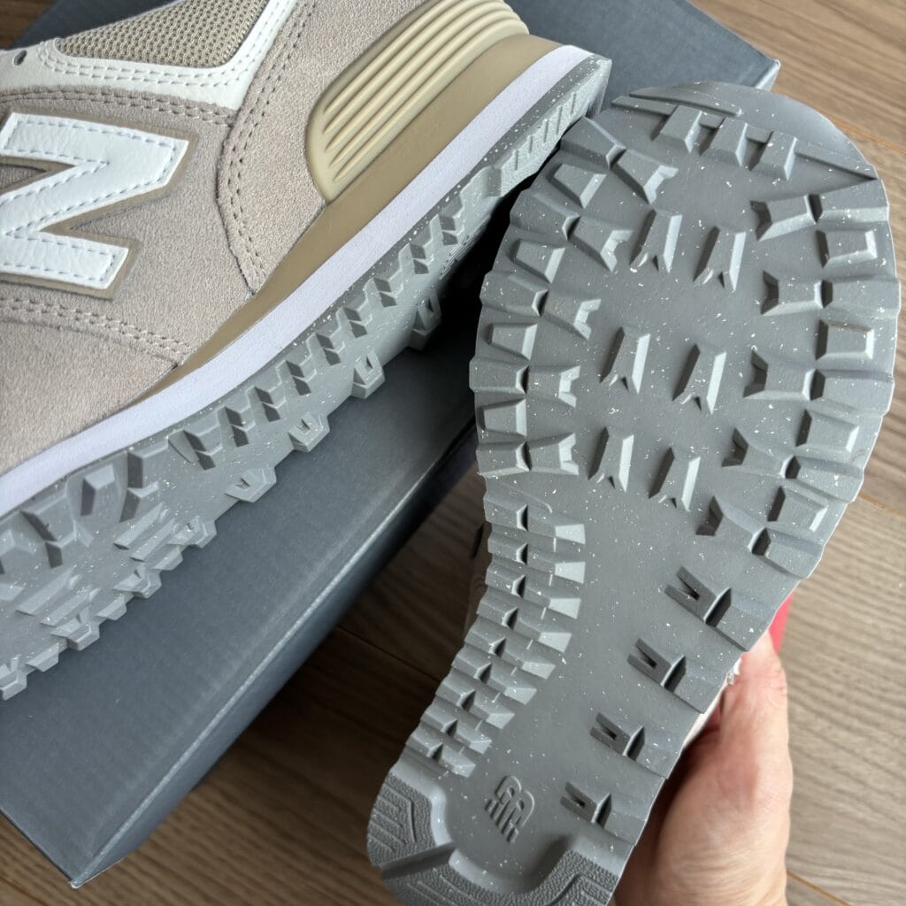 ニューバランス574 ベージュ