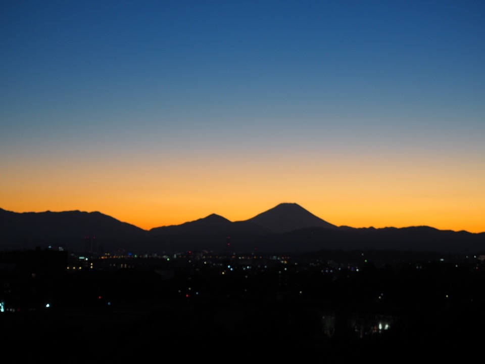 夕焼けの空に富士山のシルエット