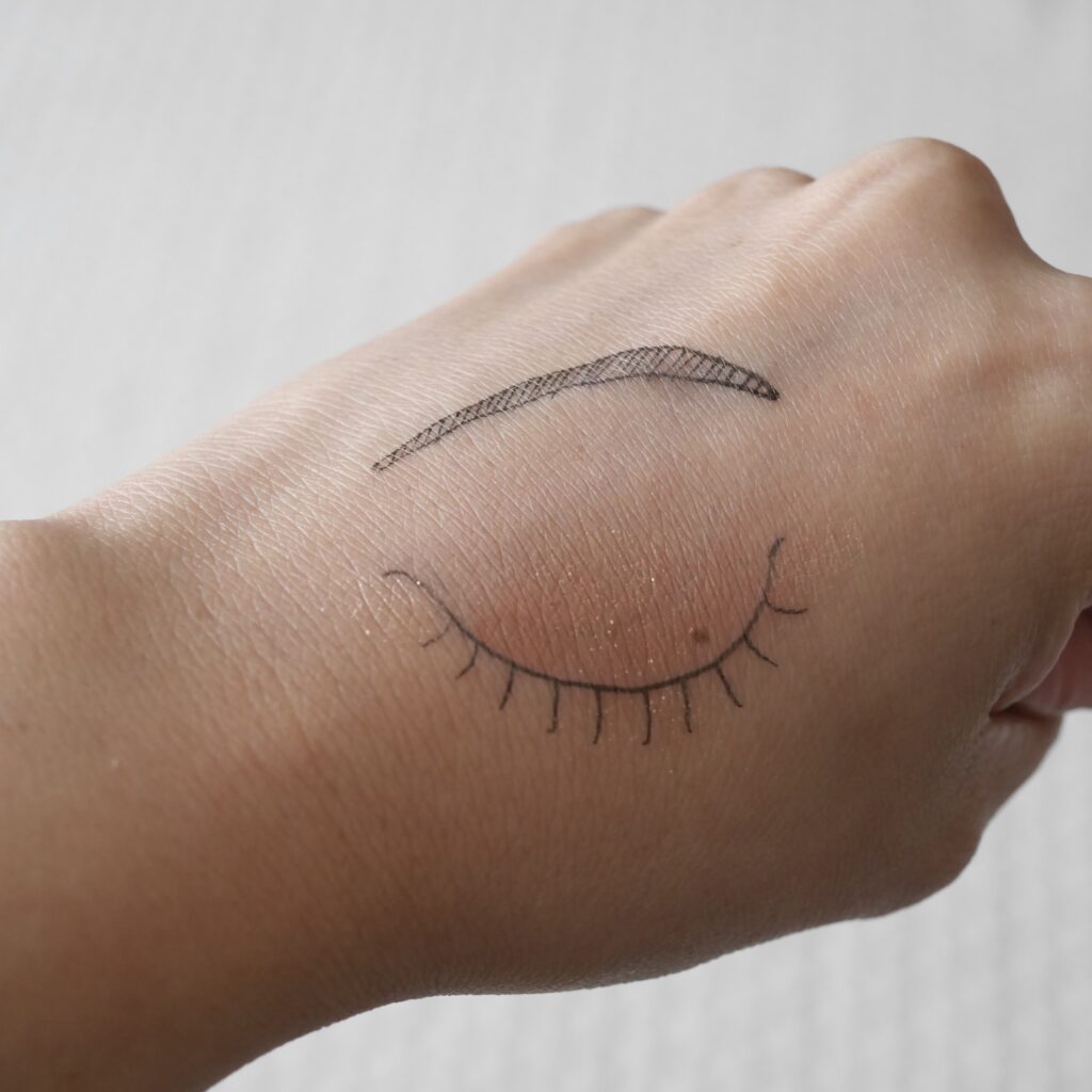 KATポッピングシルエットシャドウ EX-2 ホットレッドポップのスウォッチ