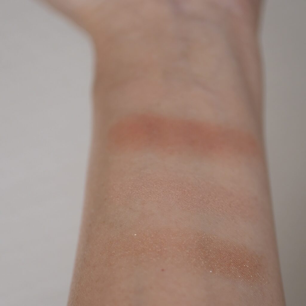 KATポッピングシルエットシャドウ EX-2 ホットレッドポップのスウォッチ