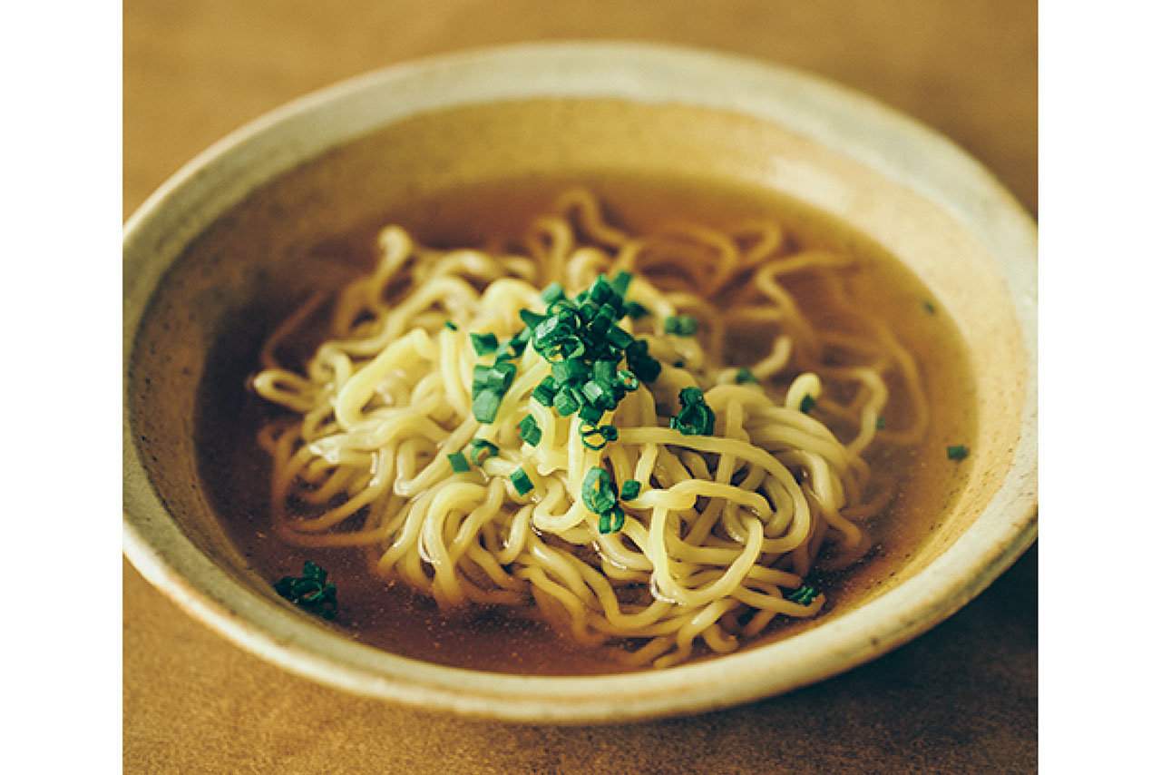 残り汁400㎖に生ラーメン2玉を加え、さっと煮る。器に盛り、小口切りにした小ねぎ適量をのせて。豚から出た脂分がラーメンによくからむ。翌朝の朝食にもおすすめ。