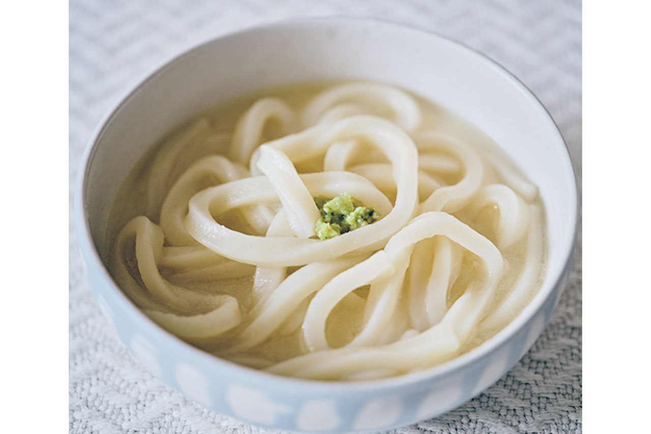 おすすめはうどん。ベストはのびにくい冷凍うどん。鍋に入れて軽く煮たら、好みで柚子こしょうをのせる。