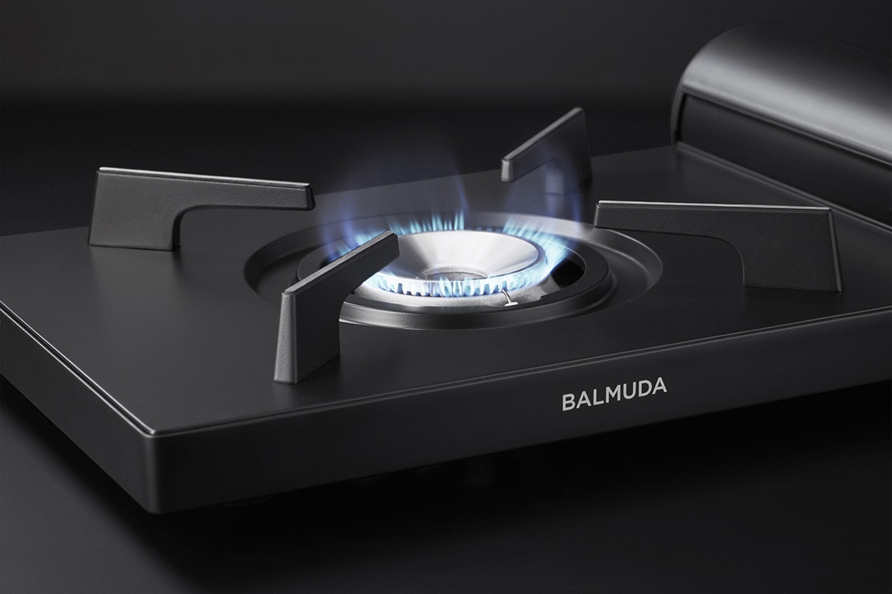 【カセットコンロ】BALMUDA「Table Stove」￥19800　本体寸法：425mm（幅）×274mm（奥行）×92mm（高さ）　【鍋】アクセサリ「オリジナルいろり鍋」￥13200　直径：26cm