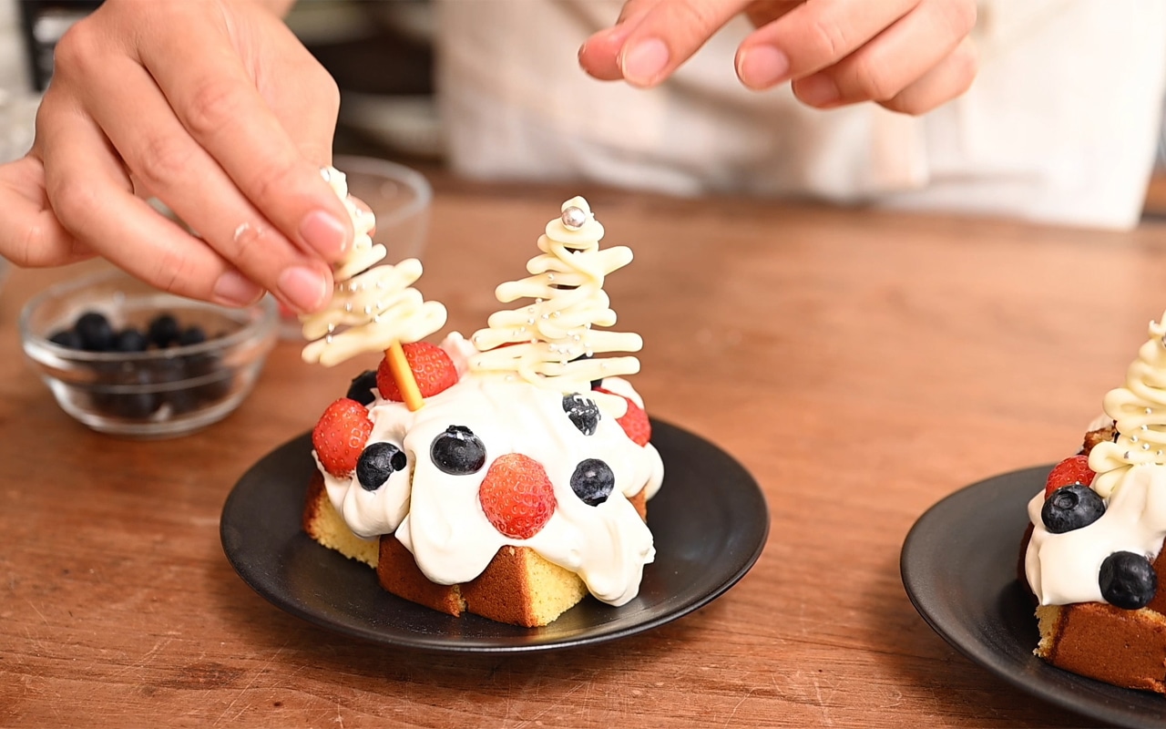 ③の生クリームをたっぷりとのせてその上に好みのフルーツを飾り、②のチョコの木をバランスよく差し込むようにして立てる。