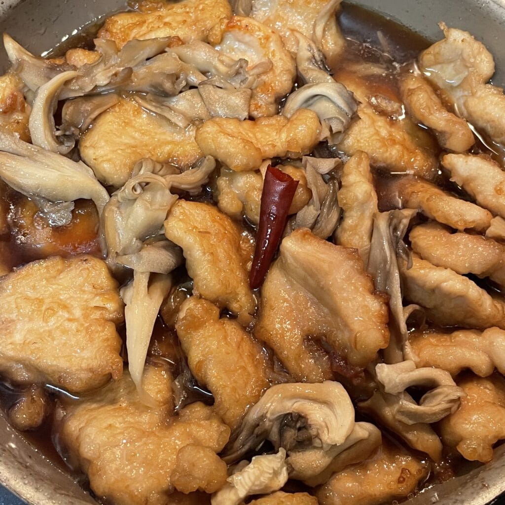 フライパンの中の料理写真　鶏むねときのこのオランダ煮　市瀬悦子　作ってみましたおいしいLEEレシピ　LEE100人隊　TB　はな　料理部　2024年12月