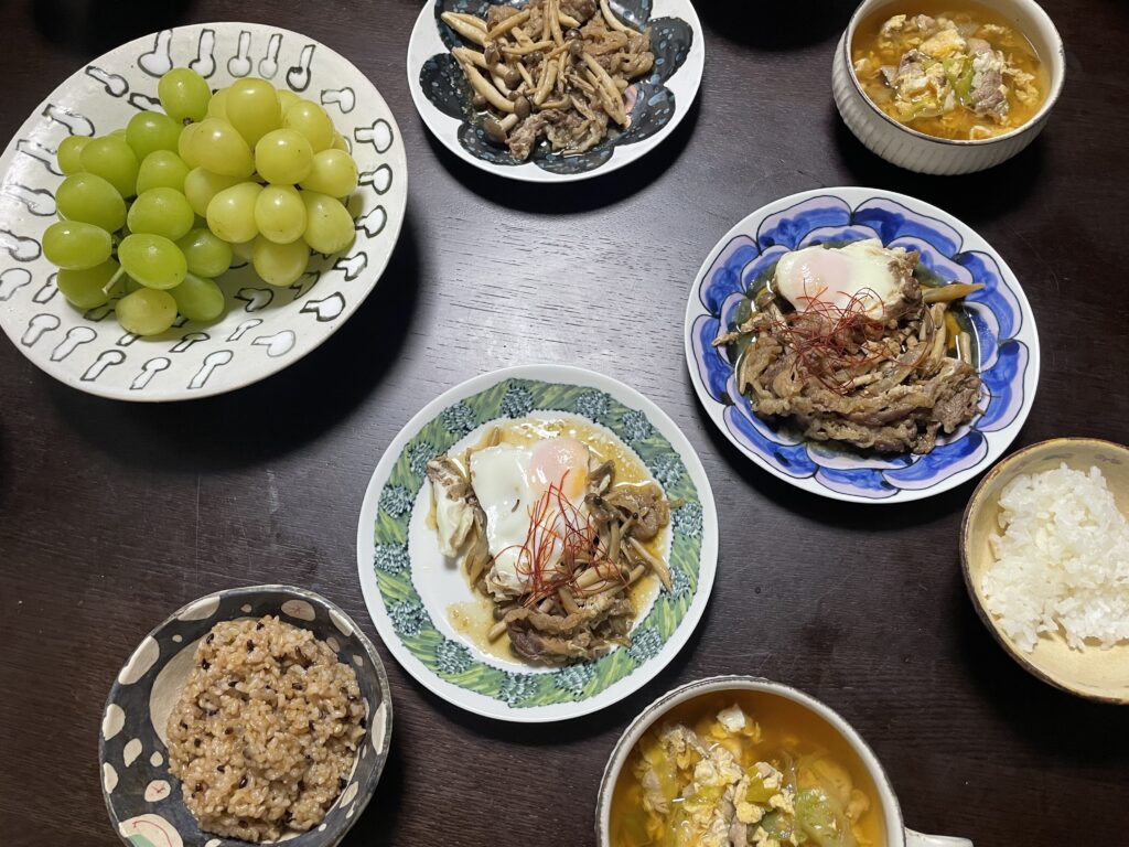 きのこのチョンゴルがある食卓写真