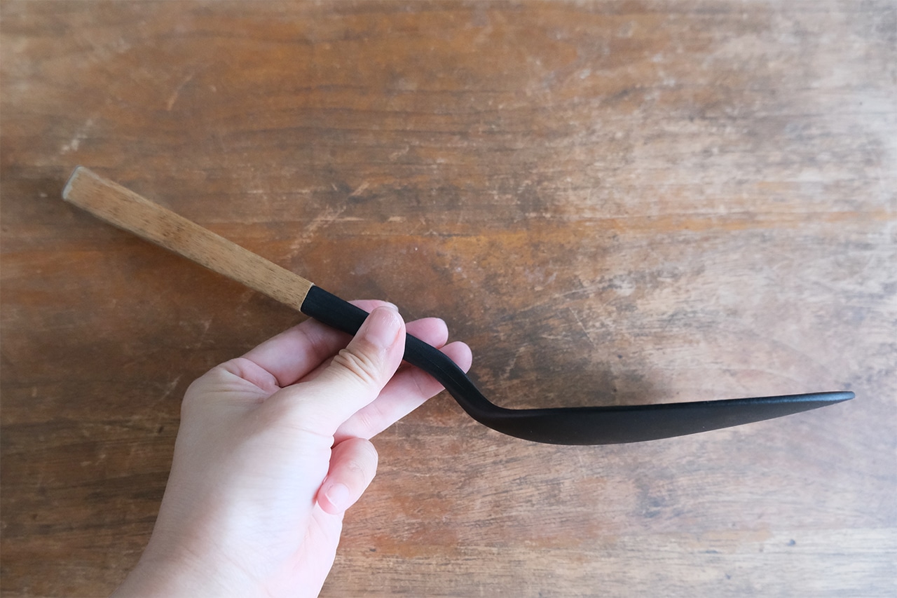 木柄 シリコーン ターナースプーン　横から見たところ