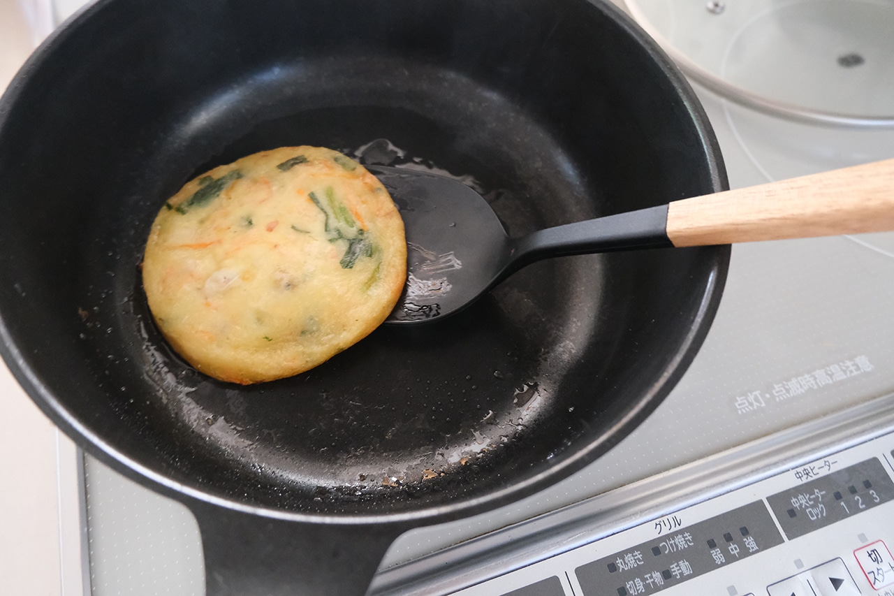 木柄 シリコーン ターナースプーン　使用シーン