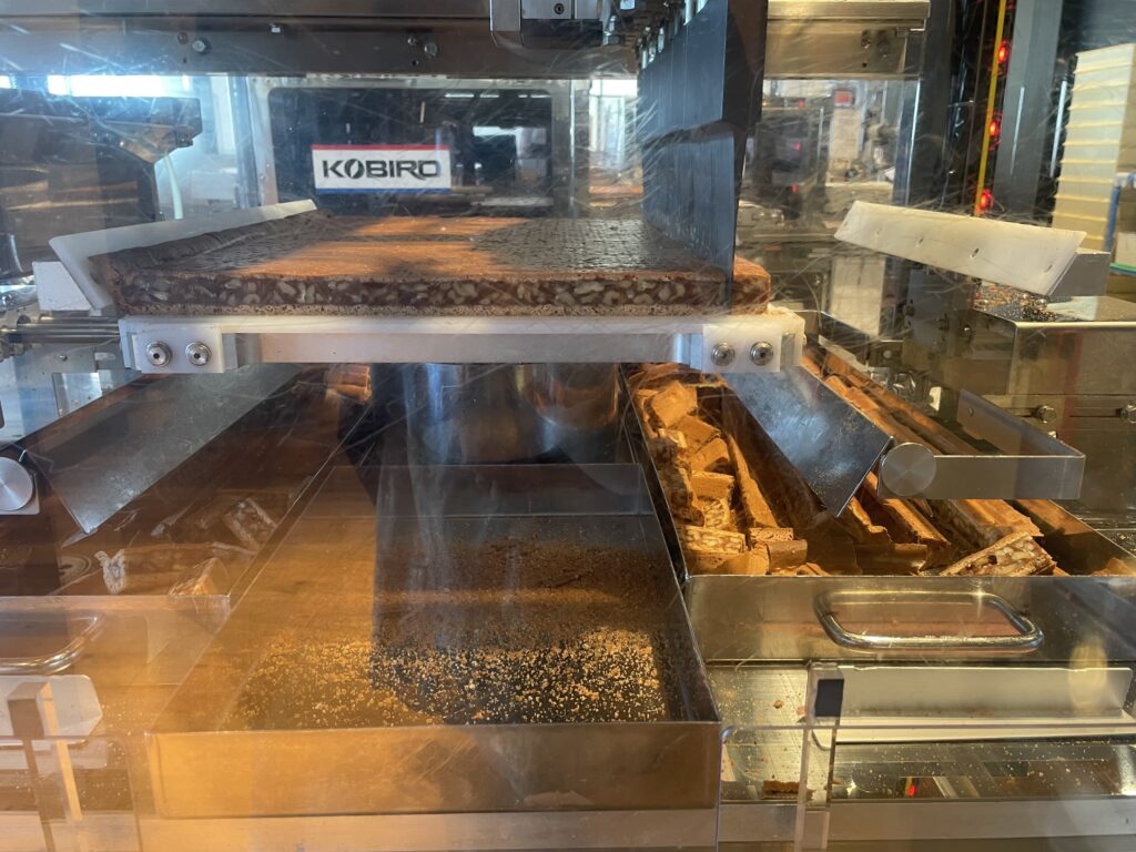 クルミッ子ファクトリーの「カット」工程