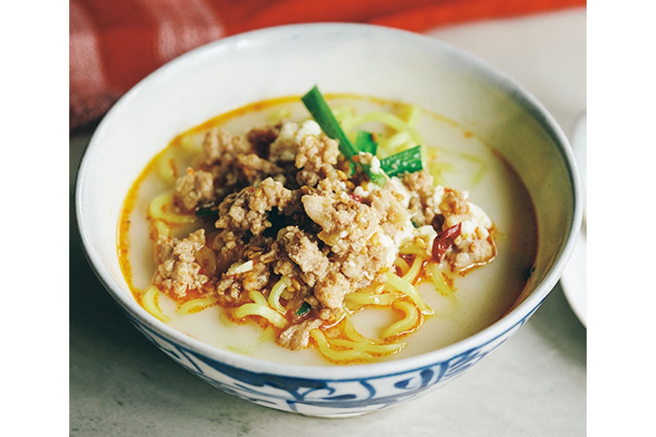 中華麺2袋を袋の表示どおりにさっとゆで、水気をきって器に盛る。