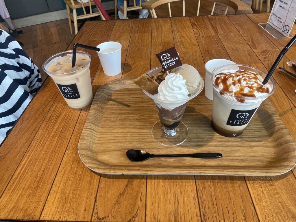 The Factory’s クルミッ子パフェと、アイスキャラメルラテが並んだ写真