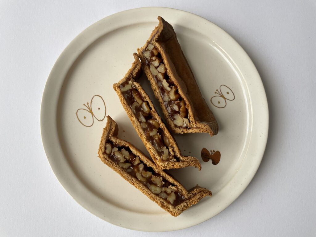 皆川明さん×安藤雅信さんコラボのお皿に、クルミッ子をのせた写真。