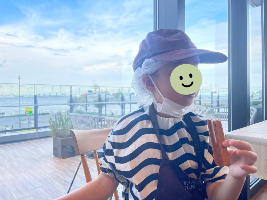 クルミッ子の切り落としを食べているところ