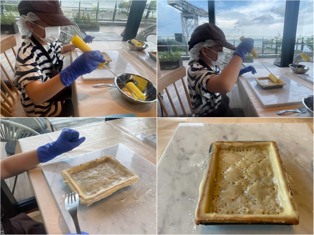 クルミッ子つくるっ子!ワークショップ体験の様子。生地に牛乳を塗布している様子。