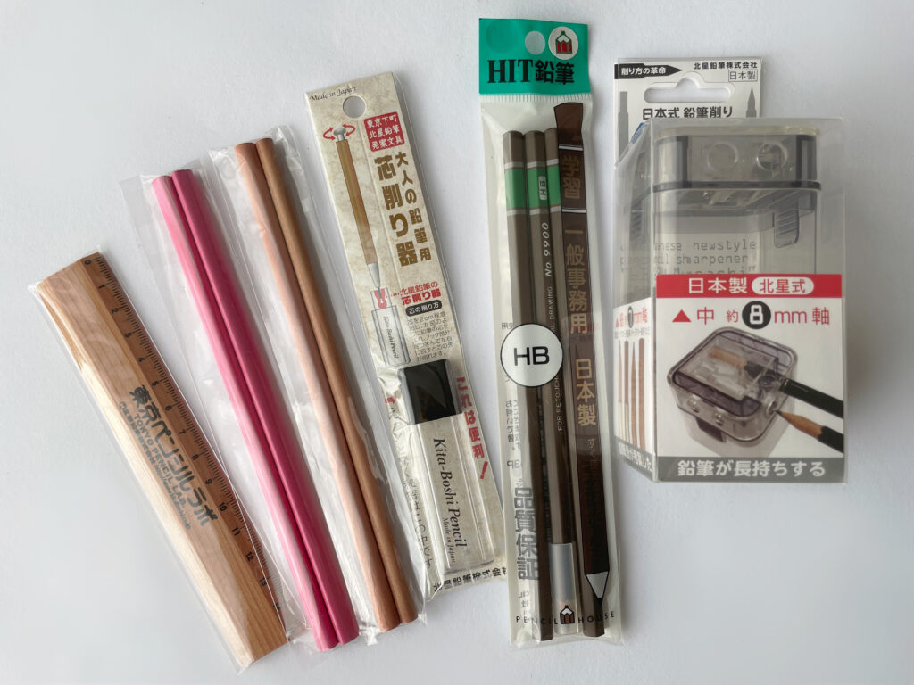 北星株式会社の工場見学施設「東京ペンシルラボ」工場見学ツアーに参加した記念品を並べた写真。購入した日本式鉛筆削り「634（むさし）」も並んでいる。