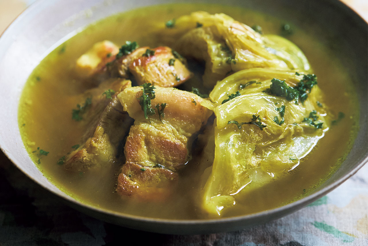 「豚バラ肉とキャベツ、パセリのカレースープ」レシピ／有賀 薫さん