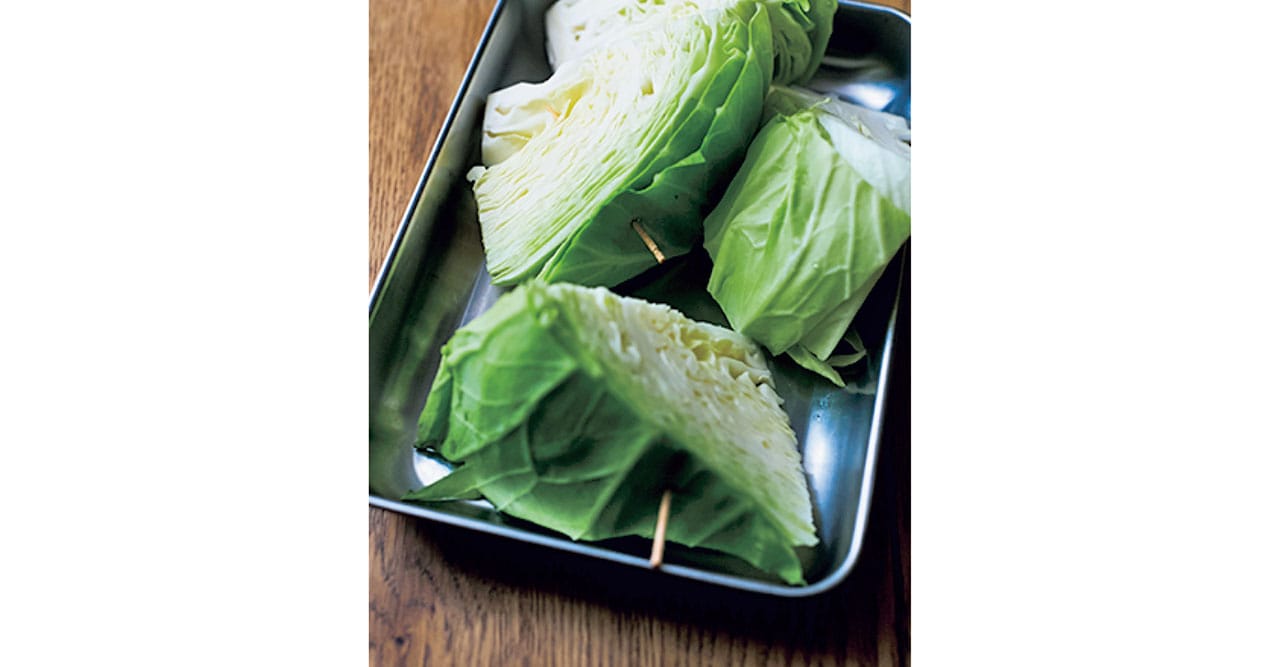 キャベツはかたまりのままの食べごたえを味わいたいので、ばらけそうな部位はつま楊枝を刺す。器に盛るタイミングで外して