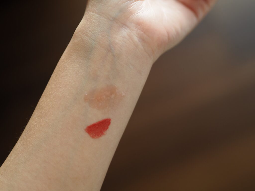 腕の内側にリップを２種類試し塗りしところ