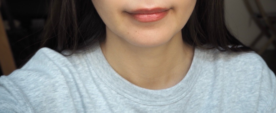 ゲランのキスキスビーグロウオイルを付けてしばらく経った唇の発色