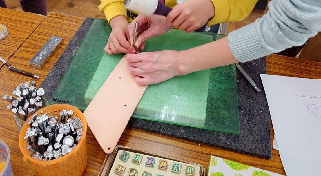 LEE100人隊が三角コインケースを作成する様子