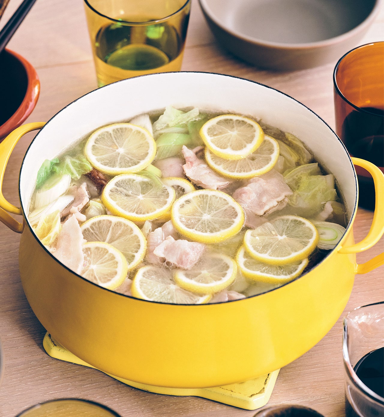 輪切りレモンたっぷりで元気をチャージ！「豚レモン塩麹鍋」レシピ／井上咲楽さん